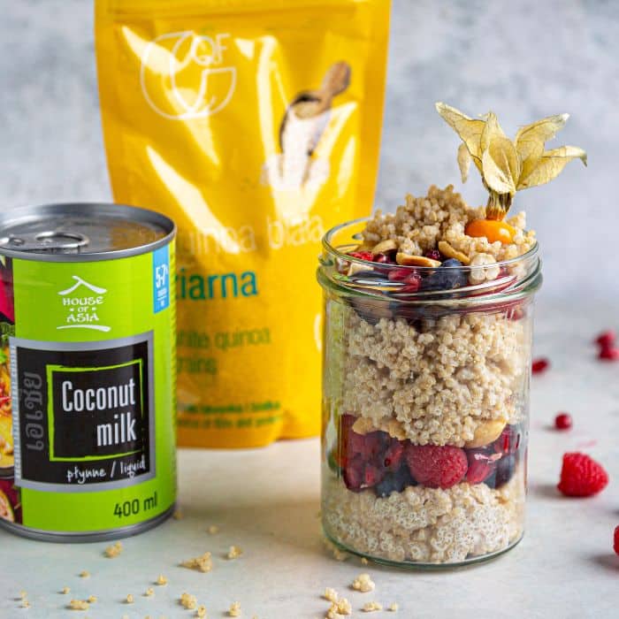 Śniadanie z komosy ryżowej z malinami i orzechami