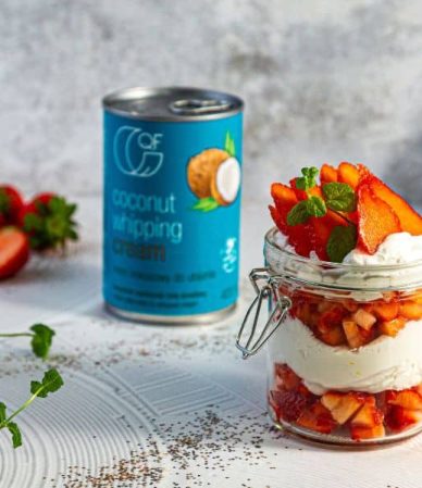 Truskawki z kokosową bitą śmietaną QF