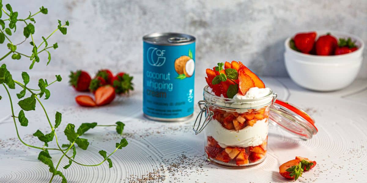 Truskawki z kokosową bitą śmietaną QF